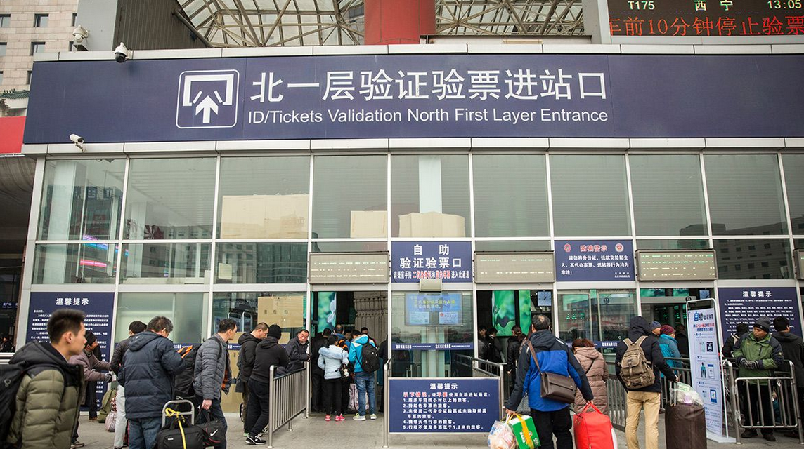 昨天,记者在北京西站看到,西站的自助验证验票通道(也就是刷脸进站